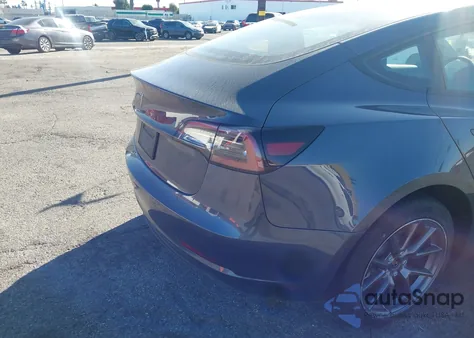 2021 Tesla Model 3 Standard Range Plus Rear-Wheel Drive z USA, uszkodzony, nr VIN 5YJ3E1EA5MF075287